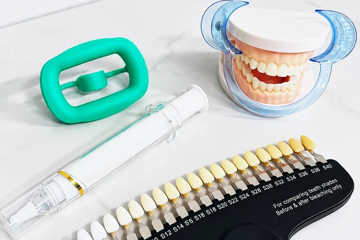 口を広げる器具、歯の模型、ジェル、歯の色見本など、クリスタルで使う道具
